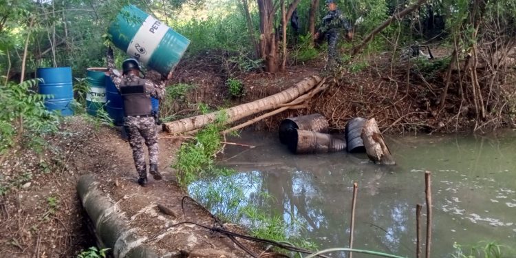 Policía Nacional desmantela fábrica clandestina de bebidas alcohólicas adulteradas en Bahoruco