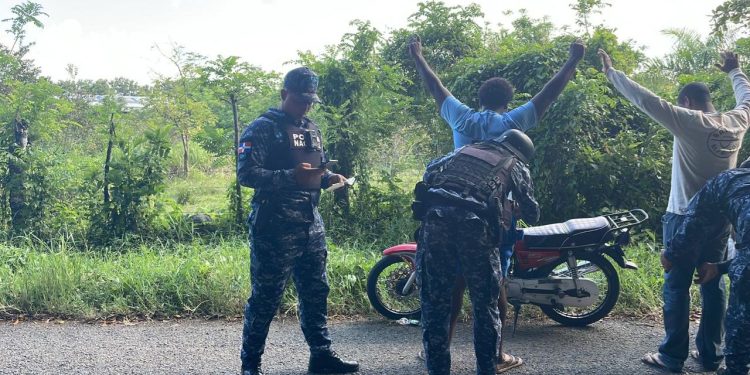 En 48 horas Policía detiene 26 personas en flagrante delito, ocupa arma ilegal, ejecuta diez órdenes de arresto, recupera vehículos y motocicletas entre otros resultados en SDN