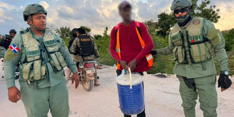 Dirección General de Migración detiene 1,036 indocumentados y deporta 1,130 este jueves