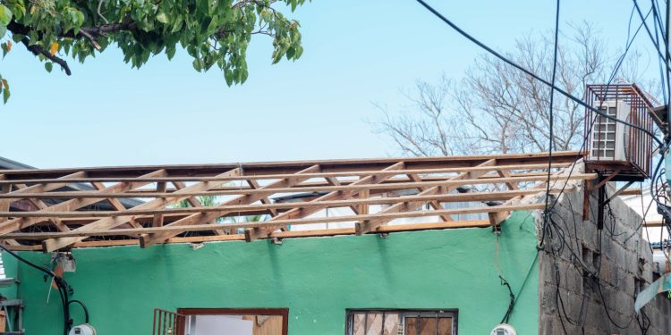 Familias de Cristo Rey y San Carlos reciben apoyo del MIVHED con reparación de viviendas