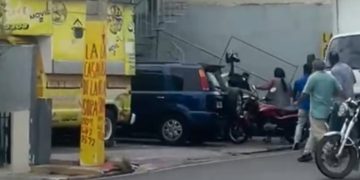 Violento enfrentamiento entre motoristas y conductor de camión tras choque múltiple en Moca