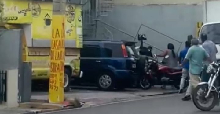 Violento enfrentamiento entre motoristas y conductor de camión tras choque múltiple en Moca