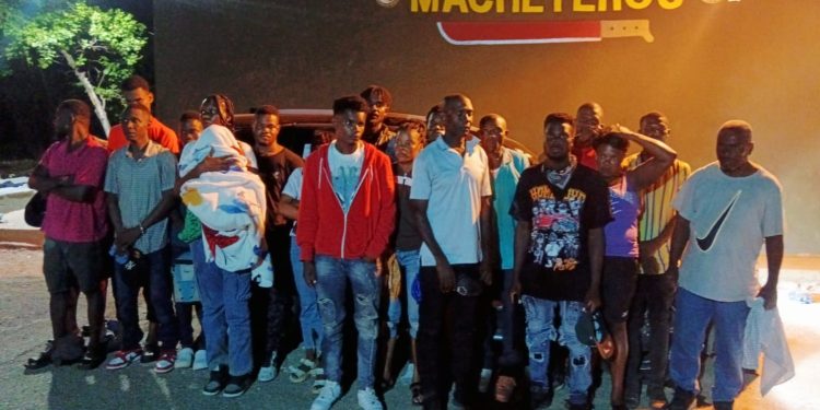 Ejército intercepta a dos vehículos con 27 haitianos indocumentados durante operativos en Valverde