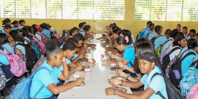 Familias dominicanas ahorran más de RD$82,000 millones al año por el Programa de Alimentación Escolar del INABIE