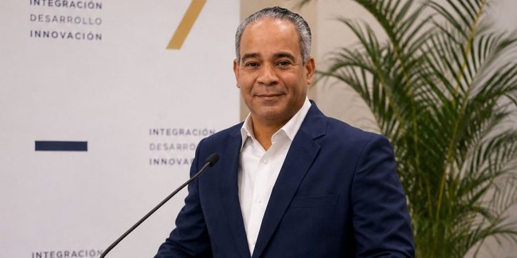 Hernani Aquino alerta por silencio de la JCE ante campañas prematuras
