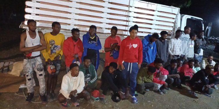 Ejército detiene hombre que ocultaba 24 haitianos indocumentados en un camión en San Juan de la Maguana