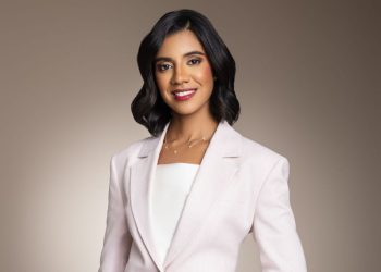 Alcalde de Chicago usa el micrófono de la cónsul Omara Corporán para inspirar a la juventud dominicana