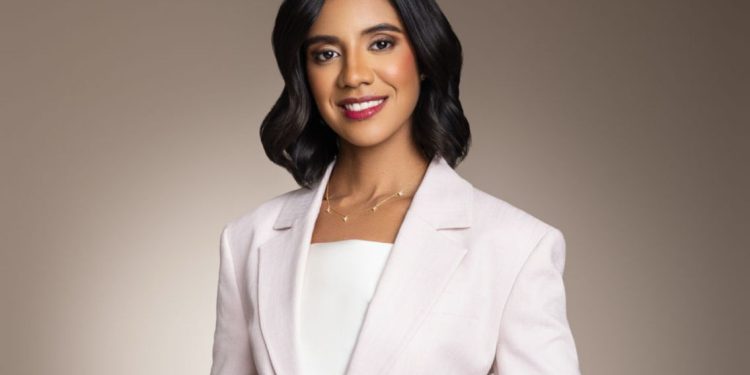 Alcalde de Chicago usa el micrófono de la cónsul Omara Corporán para inspirar a la juventud dominicana