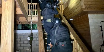 Autoridades ocupan armas, dinero y vehículos de lujo en operación antidrogas