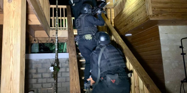 Autoridades ocupan armas, dinero y vehículos de lujo en operación antidrogas