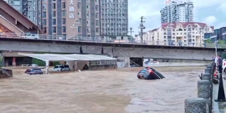 Al menos tres muertos y cuatro desaparecidos por las lluvias torrenciales en el centro de China