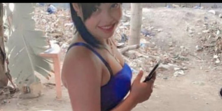 Matan mujer a tiros, mientras caminaba junto a su esposo en Santiago