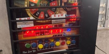 Policía ocupa máquinas tragamonedas y equipos de juegos de azar en operativos en SDE