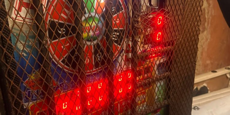 Policía ocupa máquinas tragamonedas y equipos de juegos de azar en operativos en SDE