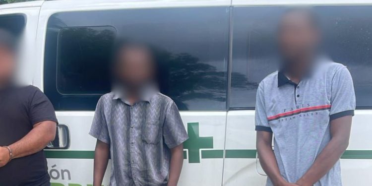 DGM detiene ambulancia transportando haitianos indocumentados en Dajabón
