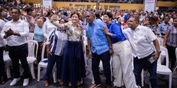 Raquel Peña comparte con miles de madres en Barahona durante jornada “Madres que Sostienen”