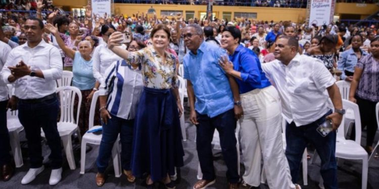 Raquel Peña comparte con miles de madres en Barahona durante jornada “Madres que Sostienen”