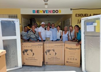 Gobierno beneficia a cientos de familias con servicios médicos y ayudas sociales en Valverde