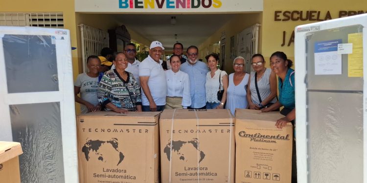 Gobierno beneficia a cientos de familias con servicios médicos y ayudas sociales en Valverde