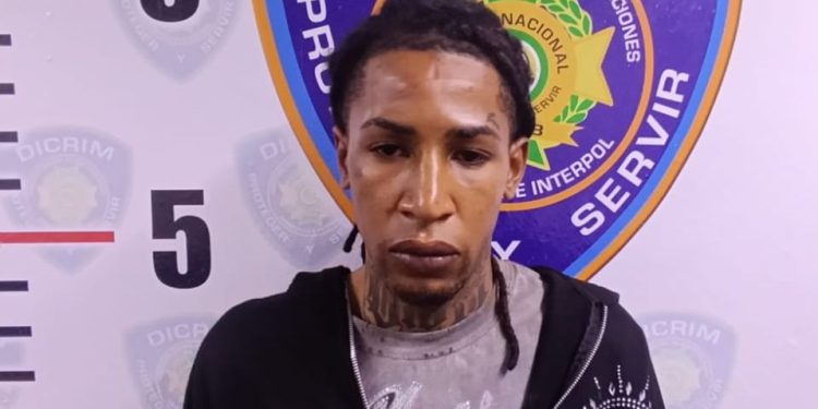 Policía Nacional apresa hombre prófugo de la justicia acusado de robo, asociación de malhechores y porte ilegal de armas en SPM