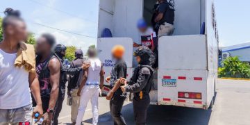 Migración detuvo 957 extranjeros este lunes y deportó 967 personas por la frontera con Haití