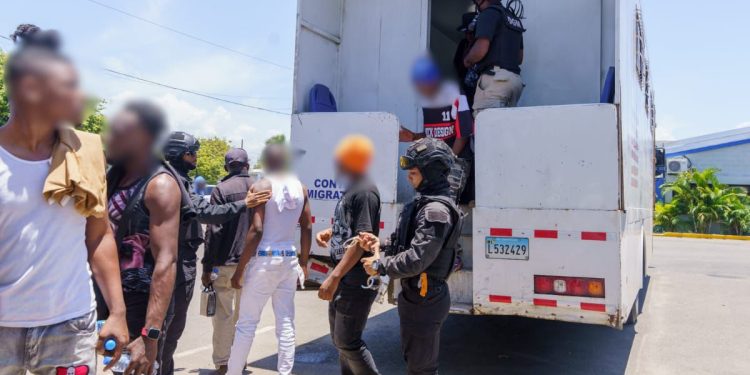 Migración detuvo 957 extranjeros este lunes y deportó 967 personas por la frontera con Haití