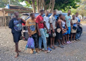 En San Juan tras labores de inteligencia migratoria detienen a 2 dominicanos por traficar a 10 extranjeros indocumentados a bordo de una jeepeta.