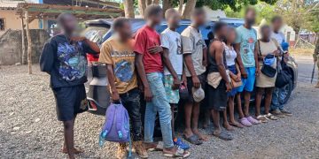 En San Juan tras labores de inteligencia migratoria detienen a 2 dominicanos por traficar a 10 extranjeros indocumentados a bordo de una jeepeta.