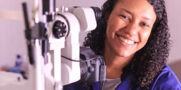 Oftalmóloga alerta sobre aumento de ojo seco infantil en niños con Miopía y recomienda campamentos de verano al aire libre