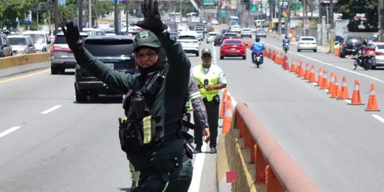 Conductor de motocicleta será puesto a disposición del MP tras agredir agentes DIGESETT durante operativo en Villa Mella