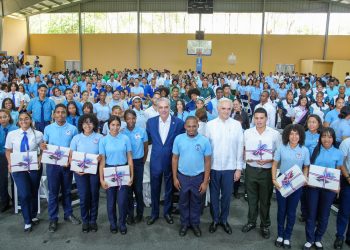 Luis Abinader insta a estudiantes a prepararse en inglés y carreras técnicas de alta demanda