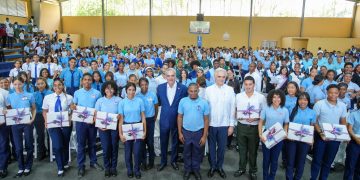 Luis Abinader insta a estudiantes a prepararse en inglés y carreras técnicas de alta demanda