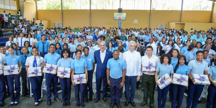 Luis Abinader insta a estudiantes a prepararse en inglés y carreras técnicas de alta demanda