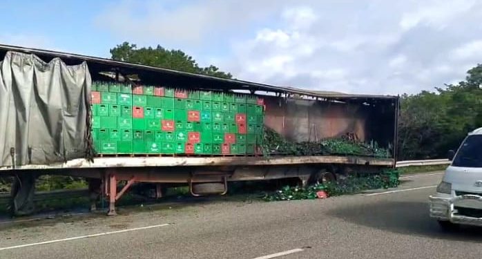 Patana cargada de cervezas se incendia en la autopista Duarte, tramo Pontón, en La Vega