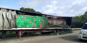 Patana cargada de cervezas se incendia en la autopista Duarte, tramo Pontón, en La Vega