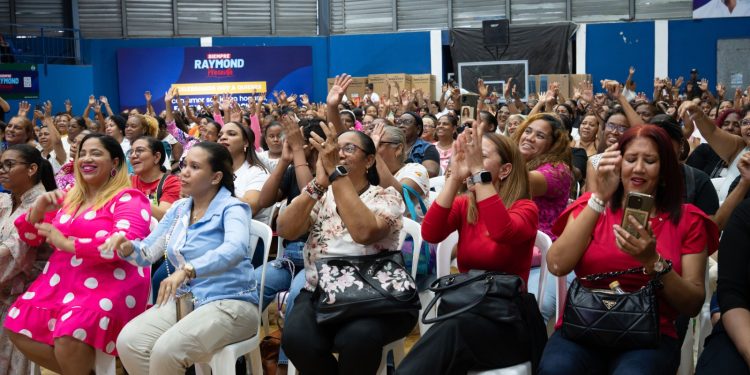 Raymond Rodríguez celebra el día de las madres; más de 700 mujeres respaldan su labor social en la capital
