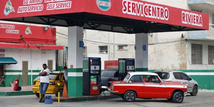Cuba deja de fijar los precios minoristas para el combustible, por motivos económicos