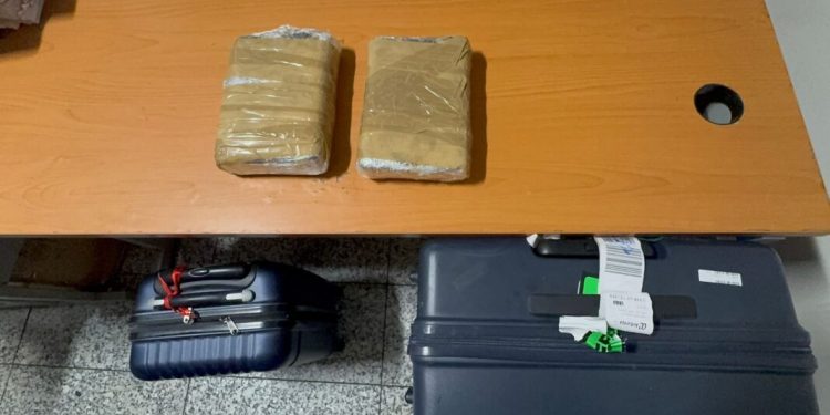 Detienen mujer de 61 años en el AILA con dos paquetes de presunta cocaína