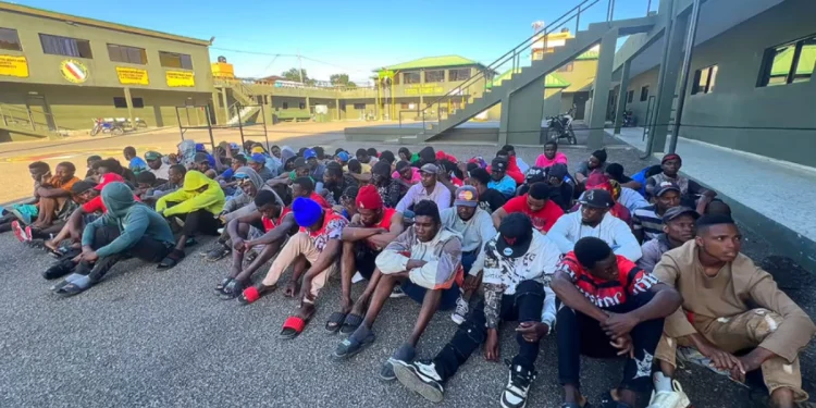 Detienen a 108 haitianos indocumentados durante operativo migratorio en Constanza