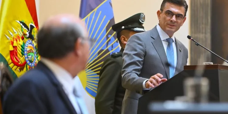 Presidente de Bolivia reduce salarios ministeriales un 50% por crisis
