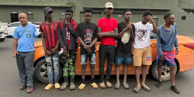 Detienen conductor con siete haitianos indocumentados tras persecución en Constanza
