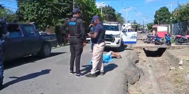 Lanzan cadáver de un hombre desde una motocicleta en marcha en Santiago