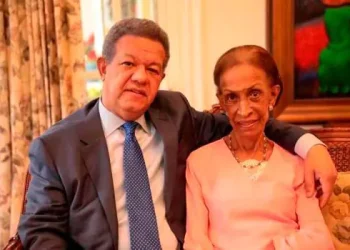 Leonel honra a las madres y recuerda a Yolanda Reyna