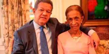 Leonel honra a las madres y recuerda a Yolanda Reyna