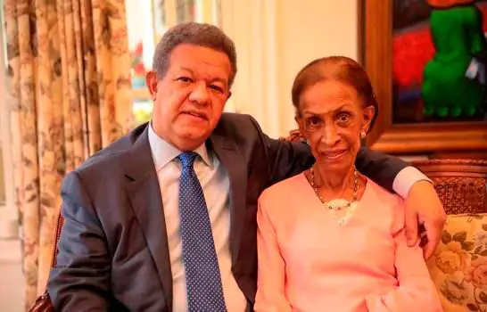 Leonel honra a las madres y recuerda a Yolanda Reyna