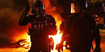 Un muerto, casi 800 detenidosy siete policías heridos en Francia durante los festejos del PSG