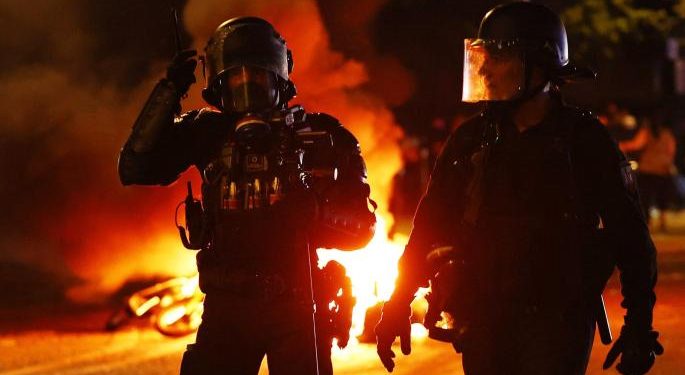 Un muerto, casi 800 detenidosy siete policías heridos en Francia durante los festejos del PSG