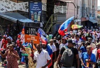 Miles de haitianos marchan en Puerto Príncipe para exigir paz y reapertura de carreteras