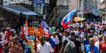 Miles de haitianos marchan en Puerto Príncipe para exigir paz y reapertura de carreteras