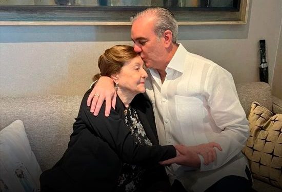 Luis Abinader envía emotivo mensaje a las madres de su familia